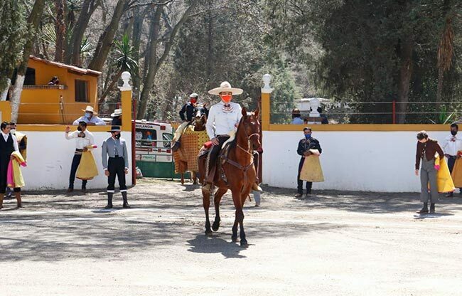 triunfo en la primera novillada de la temporada mexicana en rancho la escondida